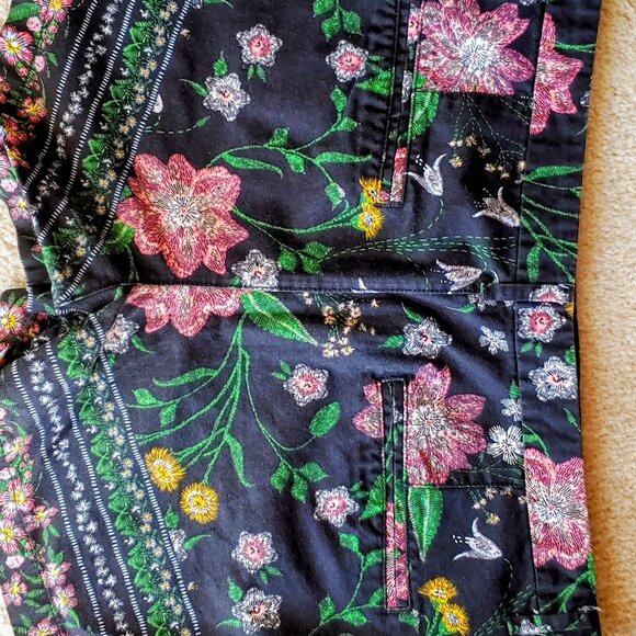Old Navy Black Floral Everyday Short - Picture 4 of 4
